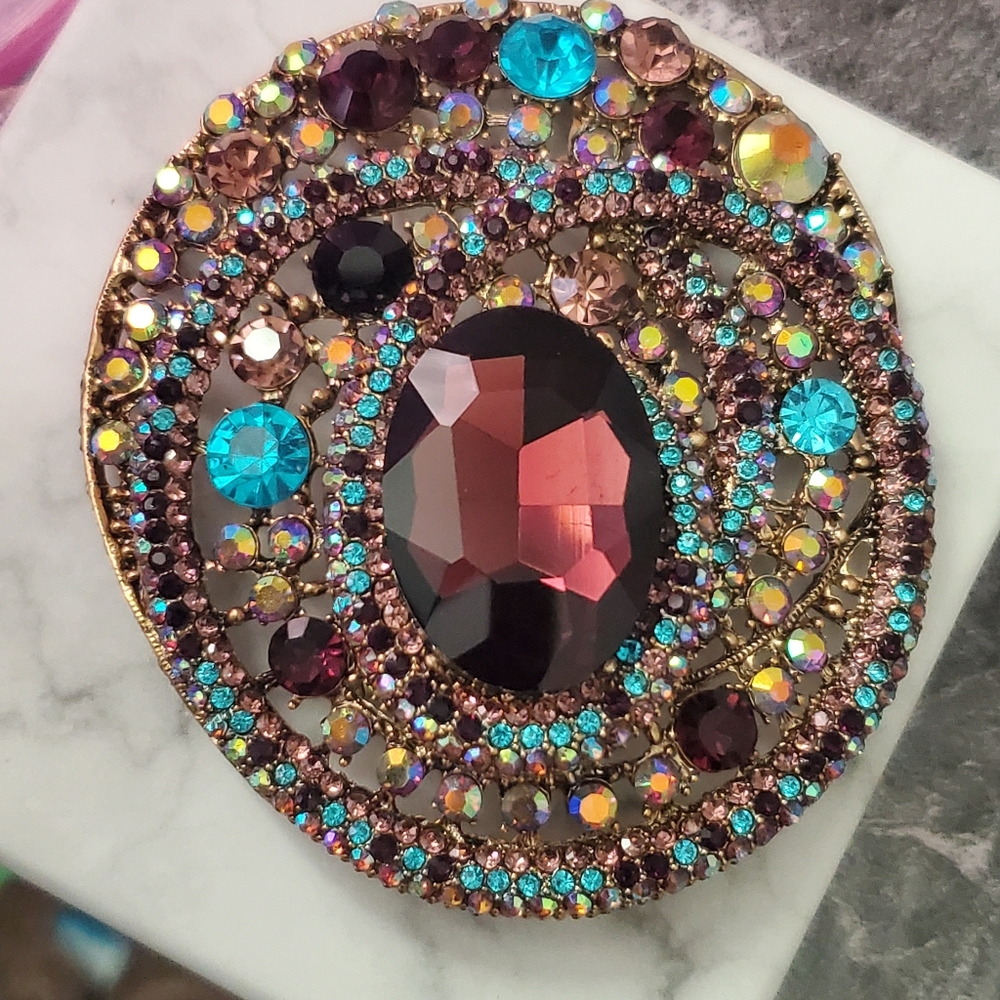Beautiful bedazzled sparkling Vintage brooch crystal